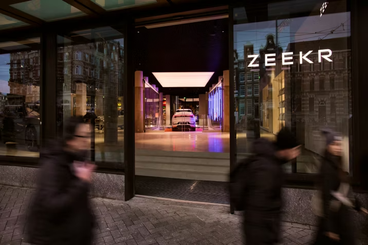 <h2><span style="color: #ffffff;">Siente el poder de la movilidad eléctrica a través de una combinación de lujo y rendimiento.</span></h2>
 - Zeekr Movelit